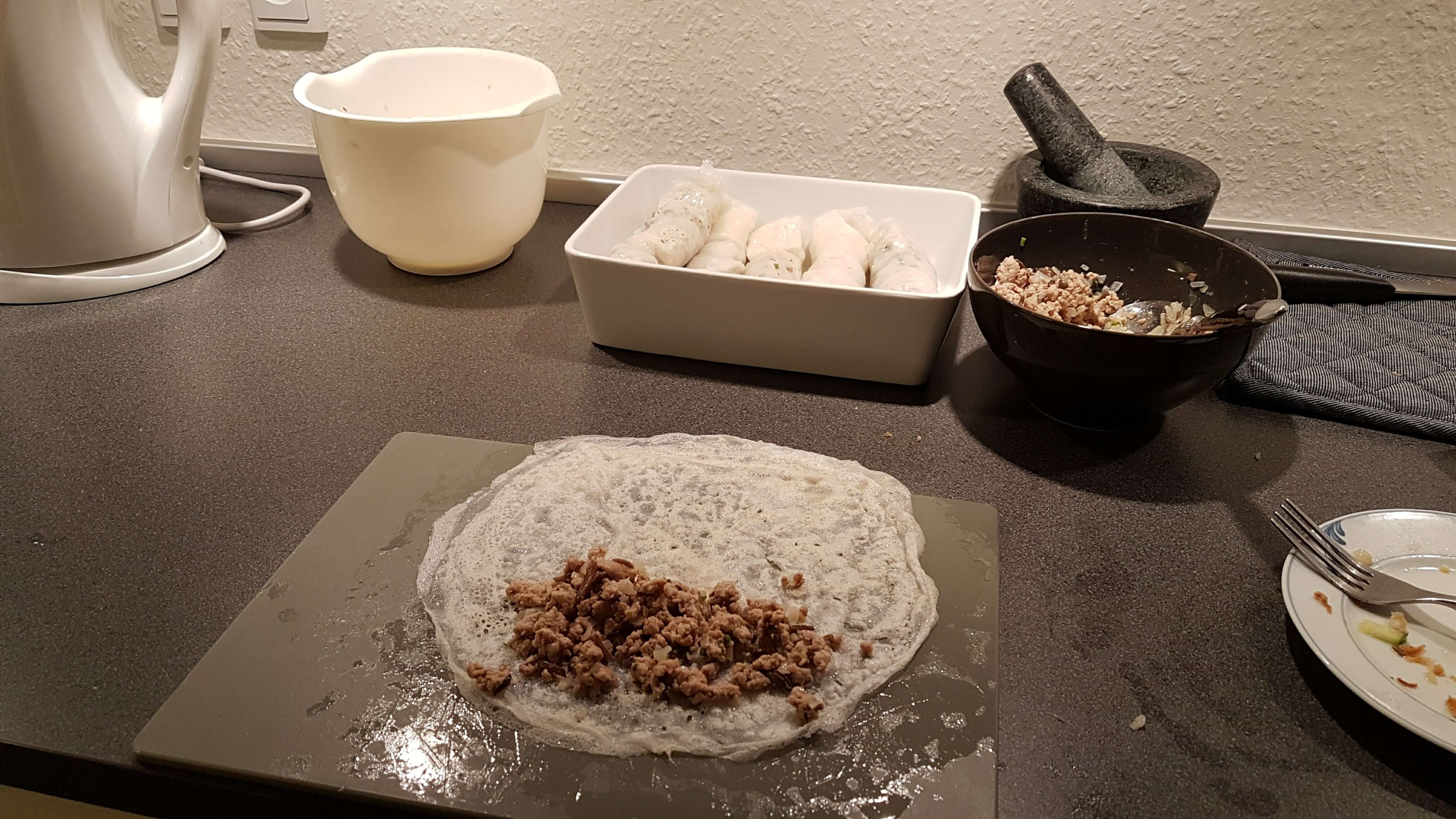 Fyld i pandekage der er klar til at blive rullet