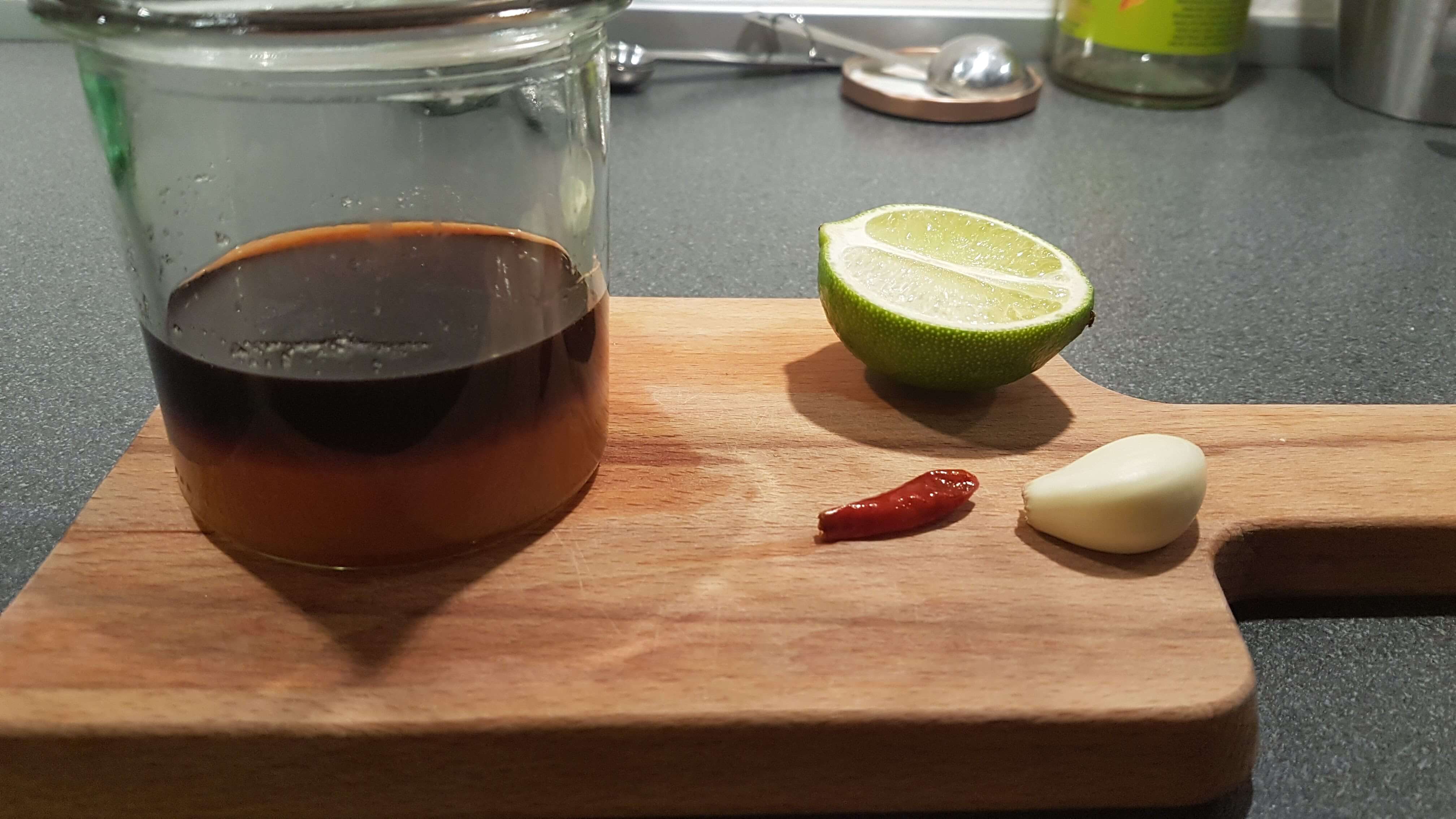 Fiskesauce, sukker, lime, chili og og hvidløg er de eneste ingredienser til saucen.