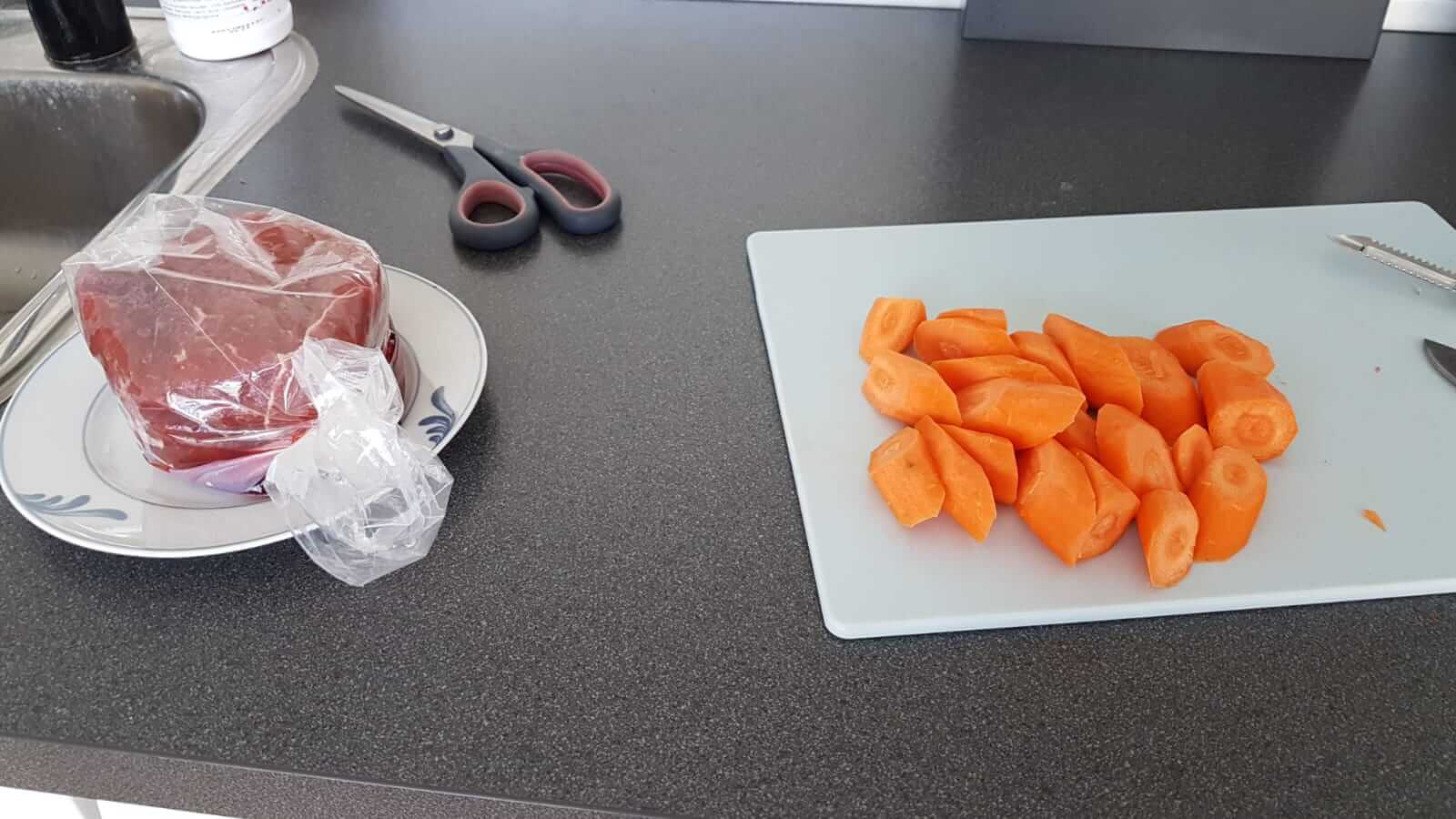 Oksekød og gulerødder.