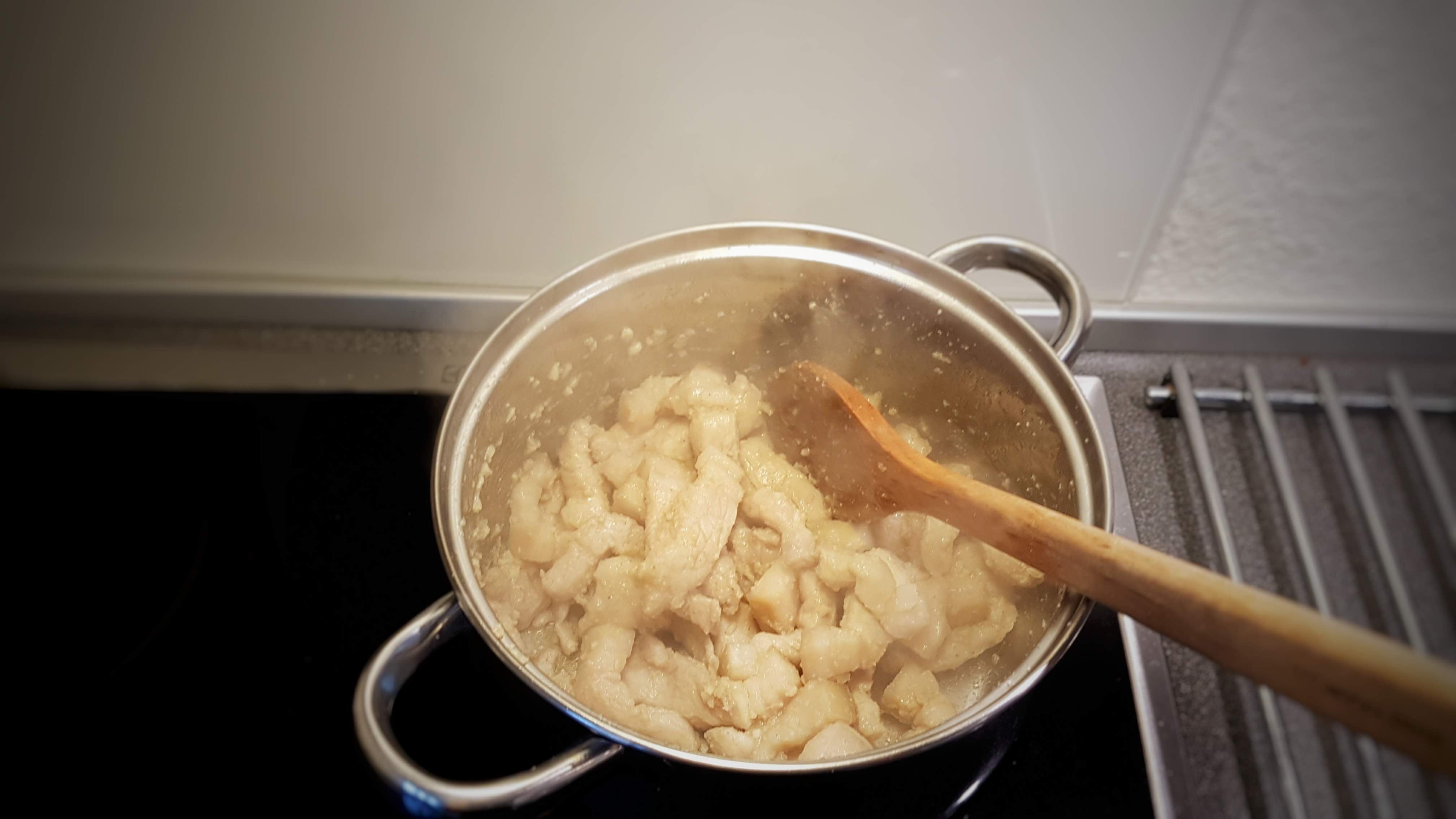 Steg kødet og sørg for at det har fået farve.