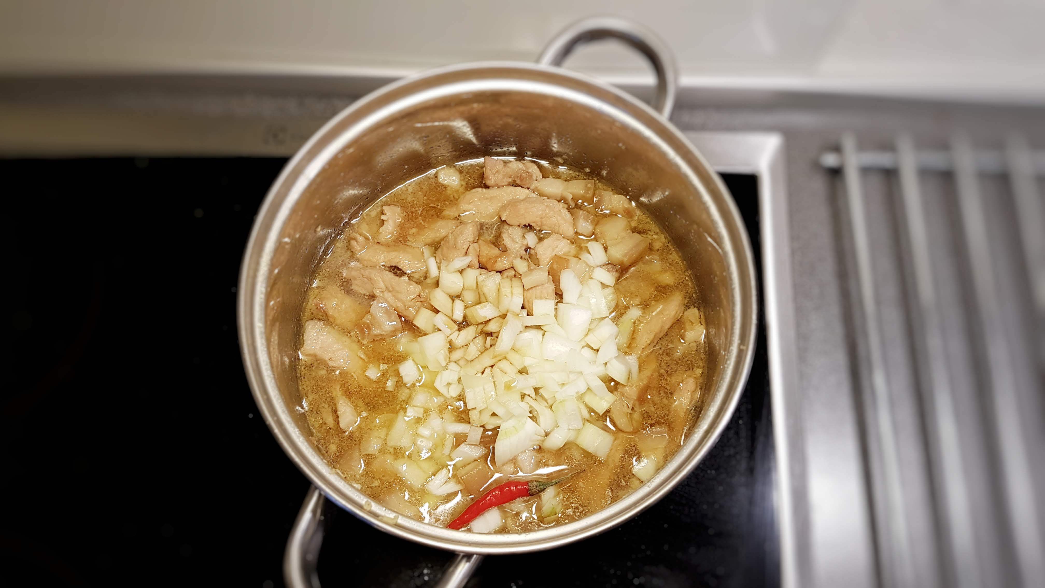 Løg og chili lægges i.