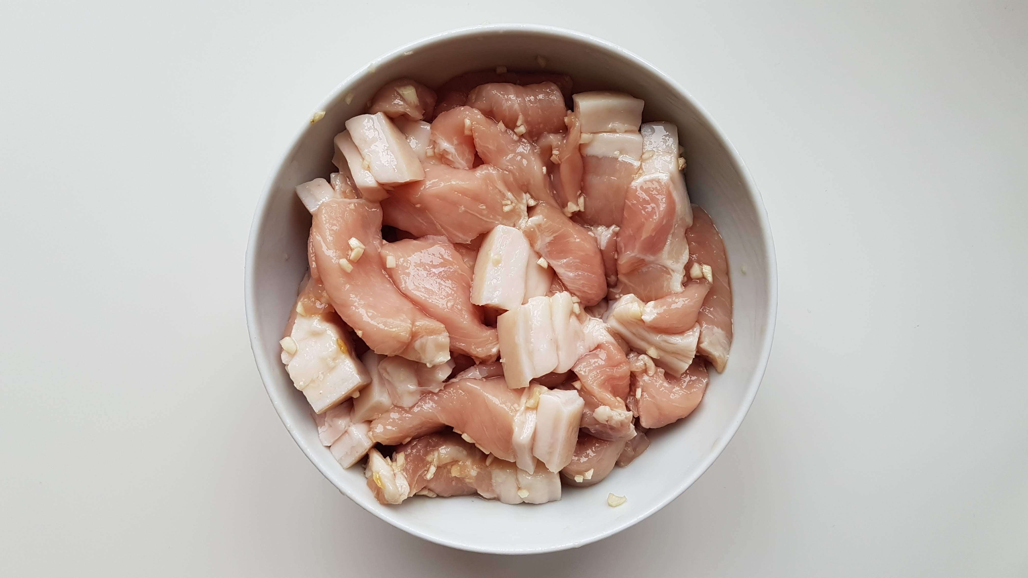 Kød med marinade.